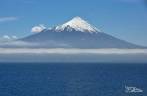 O vulcão Osorno se destaca sobre uma linha de nuvens, na orla do lago Llanquihue, na região de Puerto Varas, no sul do Chile